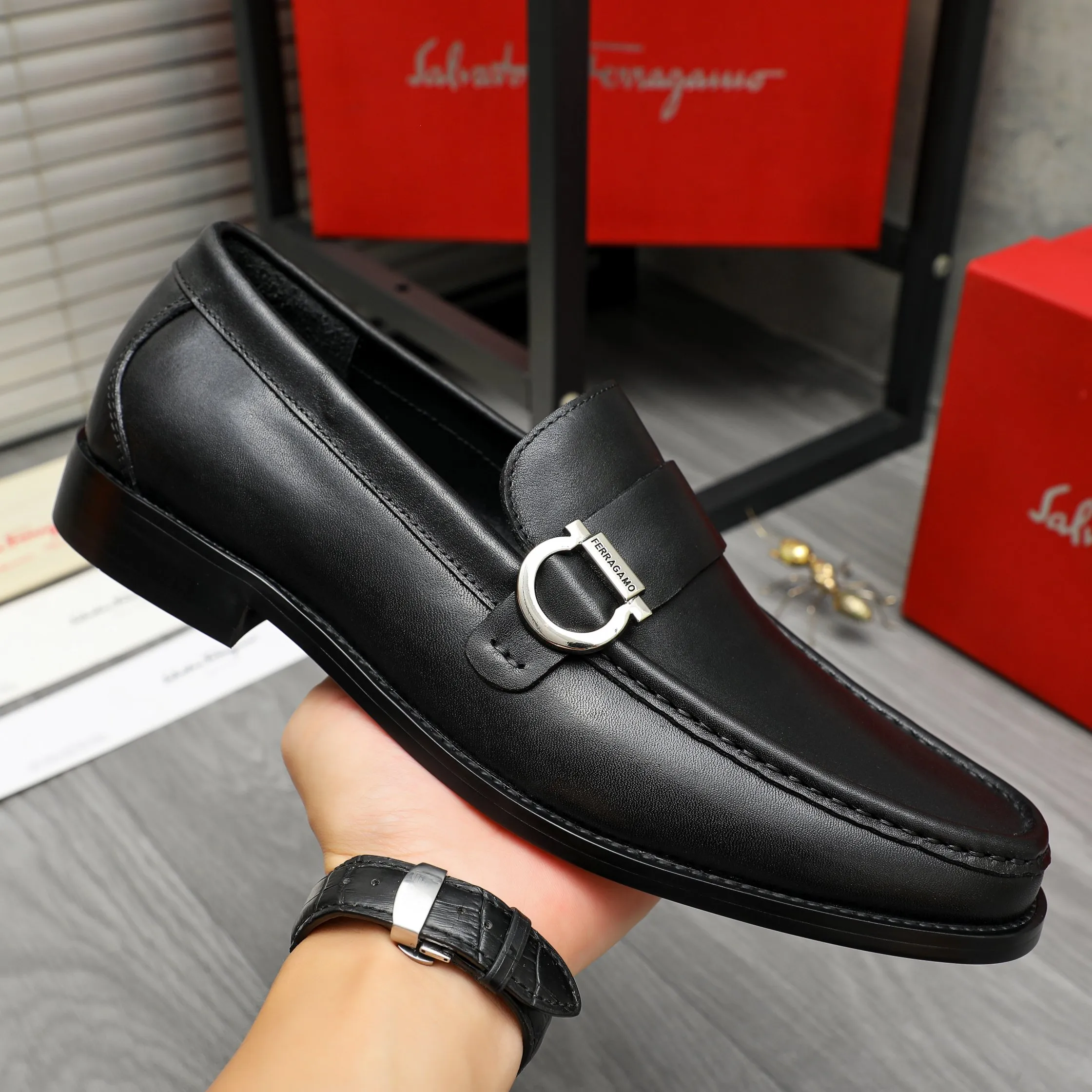 Men's shoes 💰442 Product trademark: Ferragamo "Ferragamo" business formal leather shoes Regular size: 38-46 (45.46 custom-made and non-returnable) Product materials: Selected high-quality cowhide upper, cowhide lining, original rubber outsole